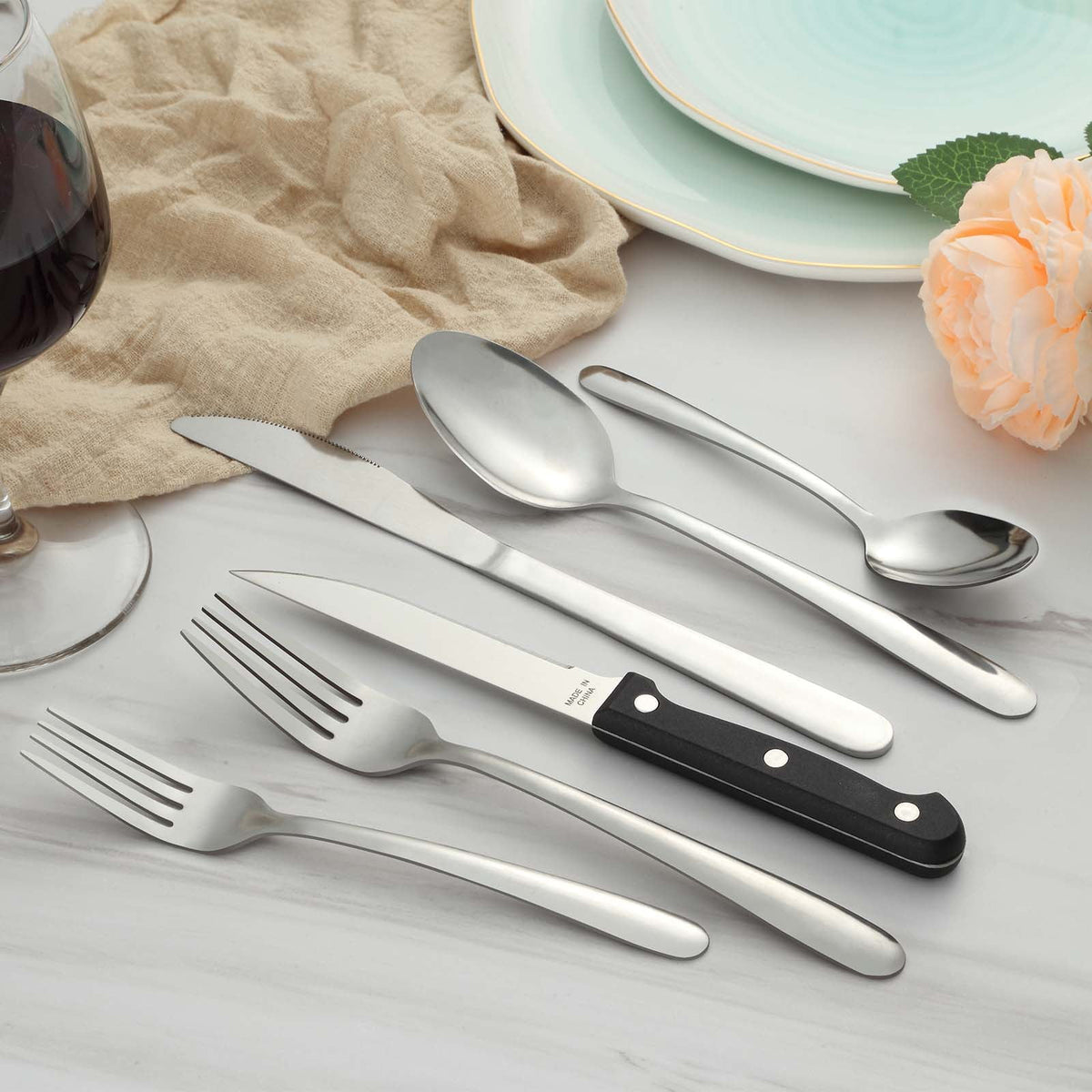 Bestdin 24 Pieces Silverware Set, Flatware Sets with Steak Knives Service for 4, Premium Stainless Steel Mirror Polished Cutlery Utensil Set, Durable Home Kitchen Eating Tableware Set,Dishwasher Safe