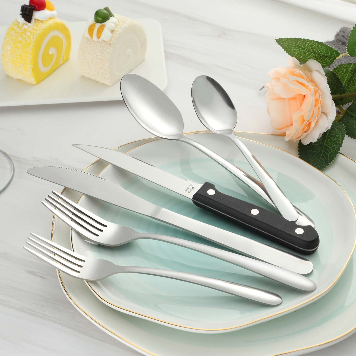 Bestdin 24 Pieces Silverware Set, Flatware Sets with Steak Knives Service for 4, Premium Stainless Steel Mirror Polished Cutlery Utensil Set, Durable Home Kitchen Eating Tableware Set,Dishwasher Safe